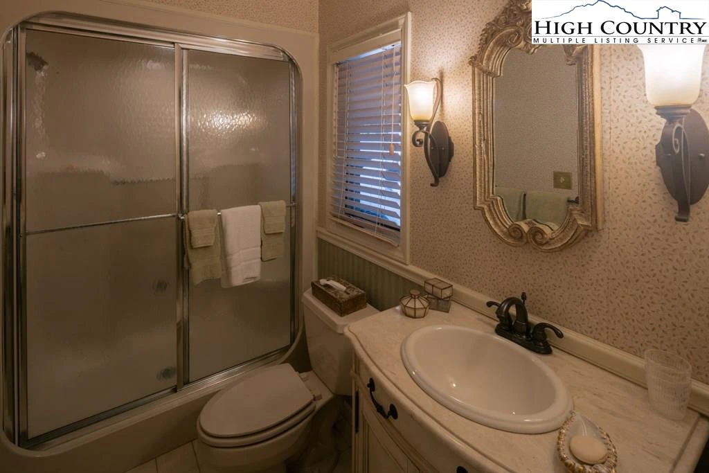 Image number 9 for the current listing