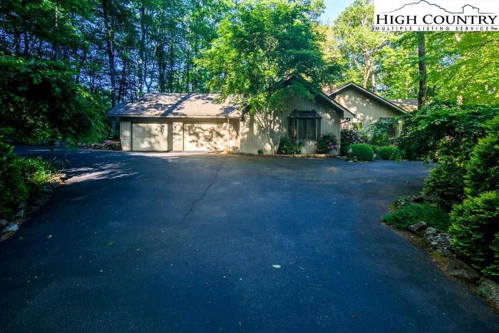 Image number 17 for the current listing