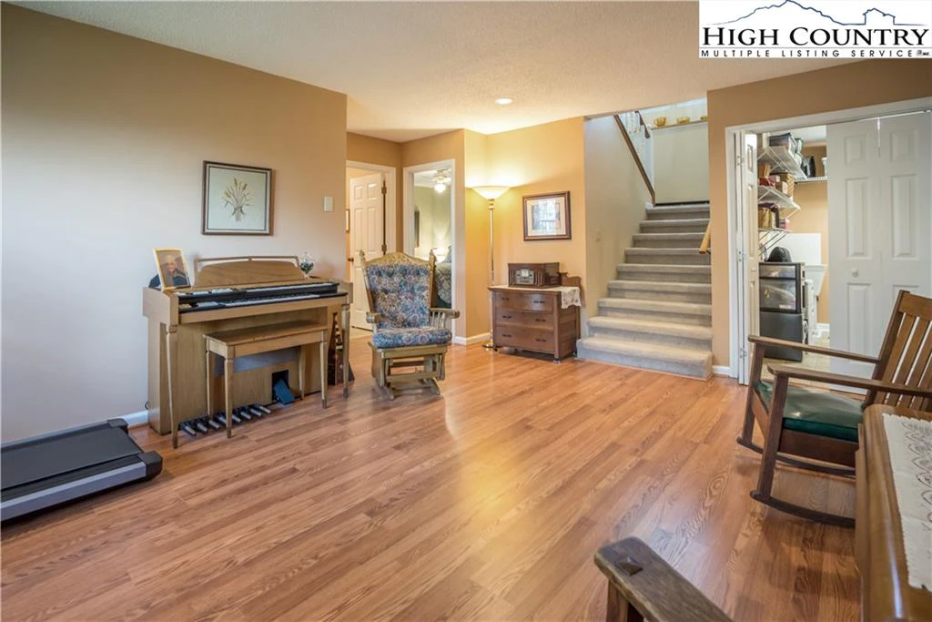 Image number 5 for the current listing