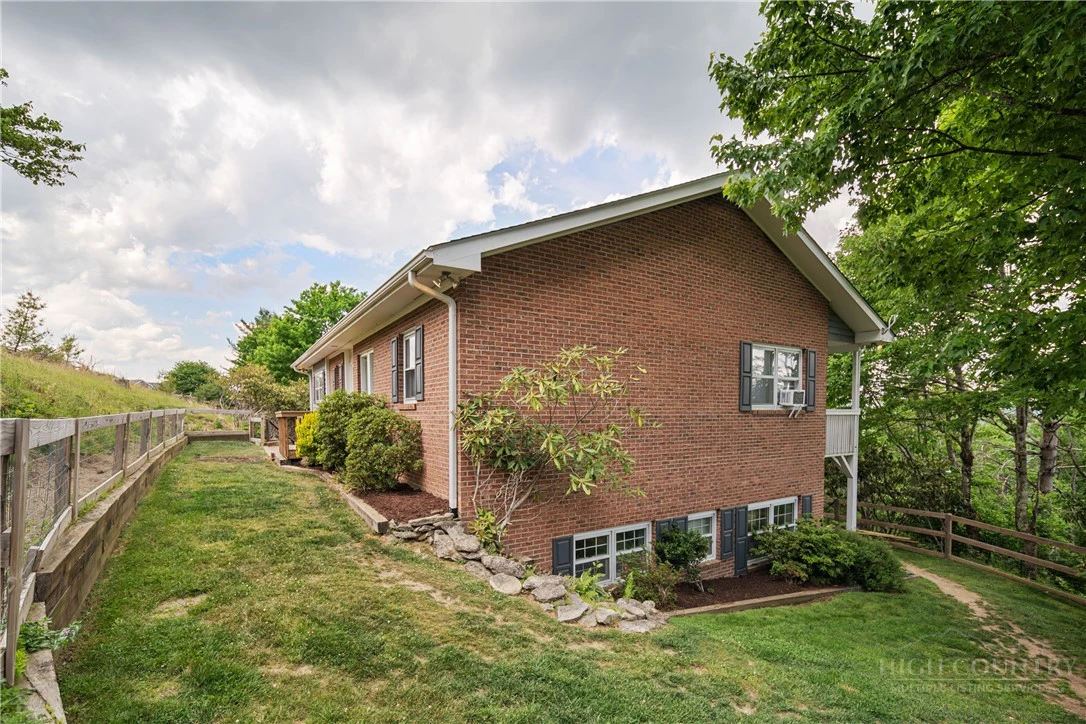 Image number 9 for the current listing