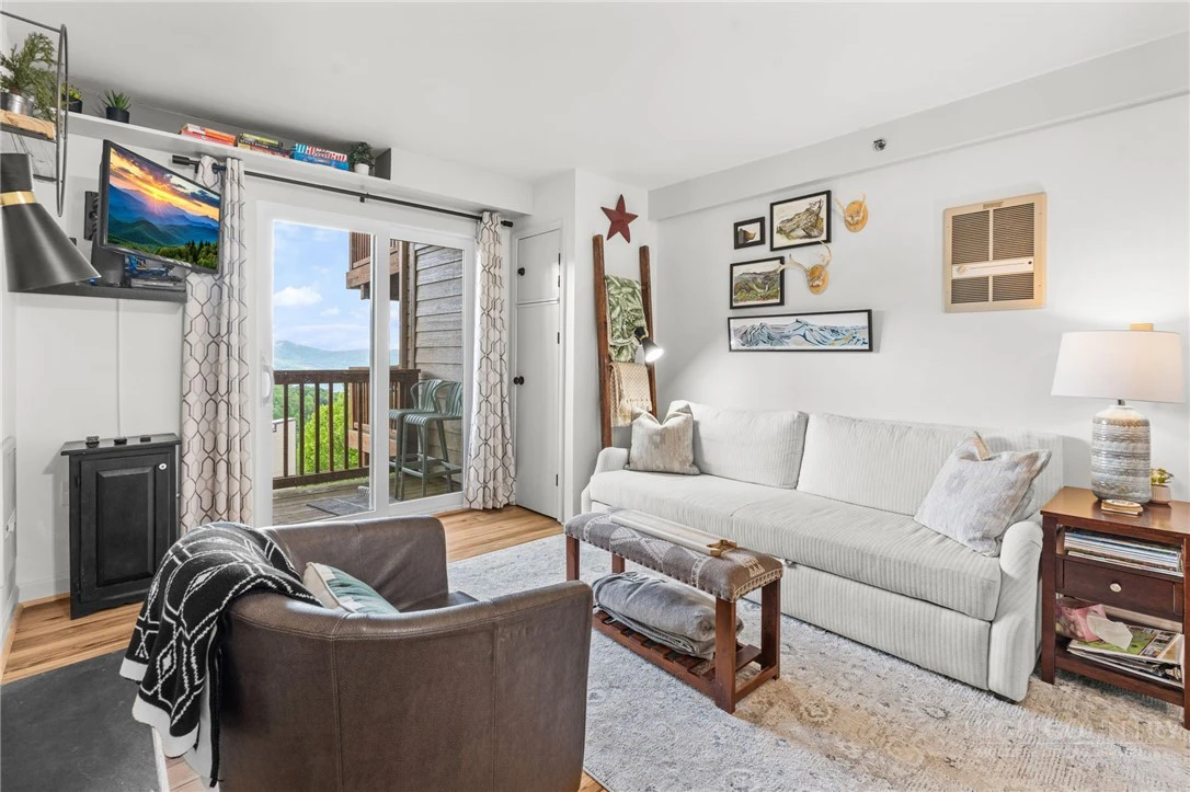 Image number 1 for the current listing