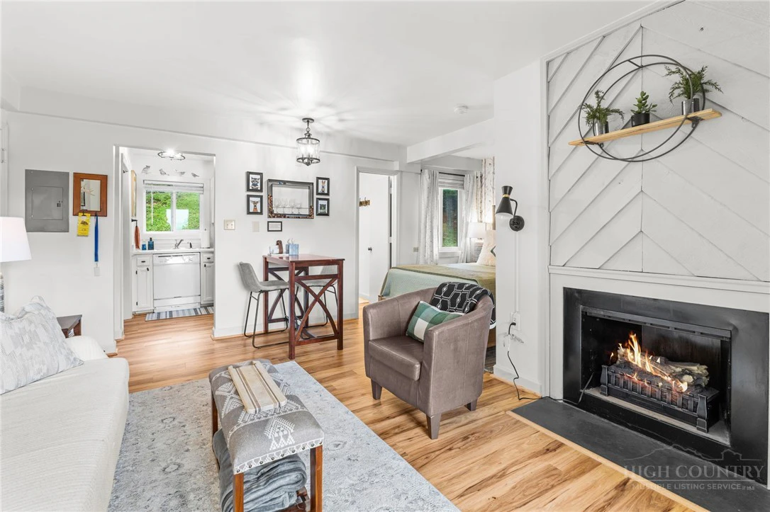 Image number 4 for the current listing