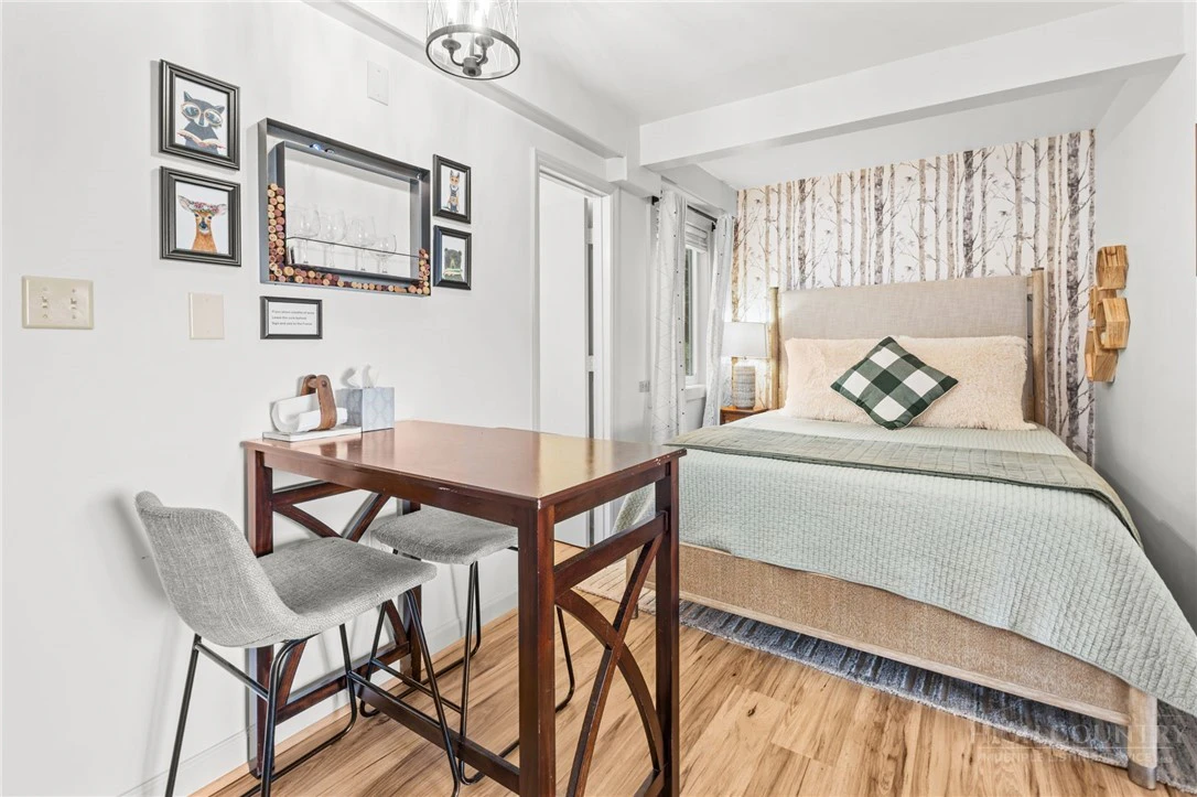 Image number 9 for the current listing