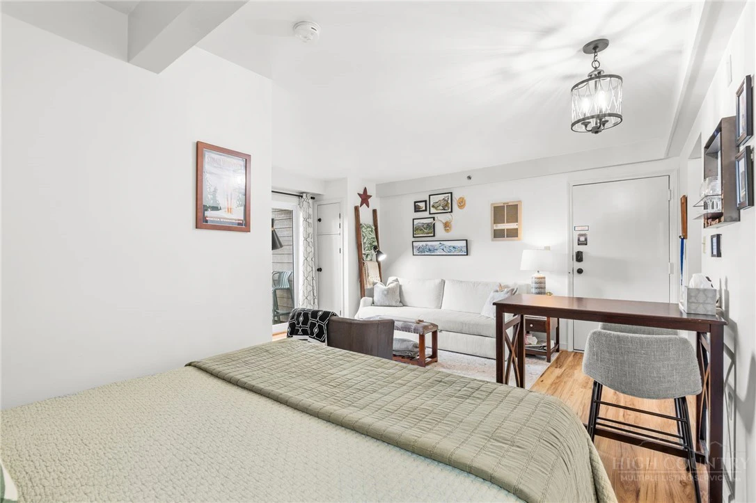 Image number 11 for the current listing