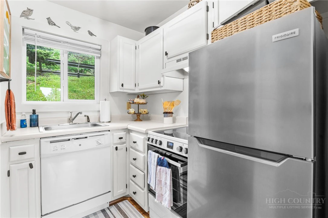 Image number 14 for the current listing