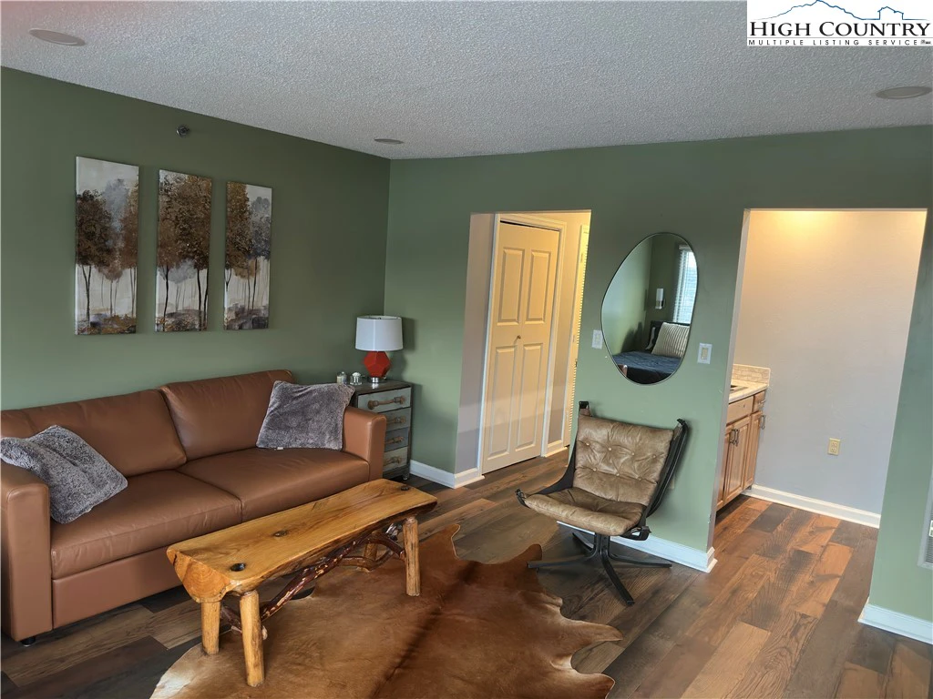 Image number 1 for the current listing