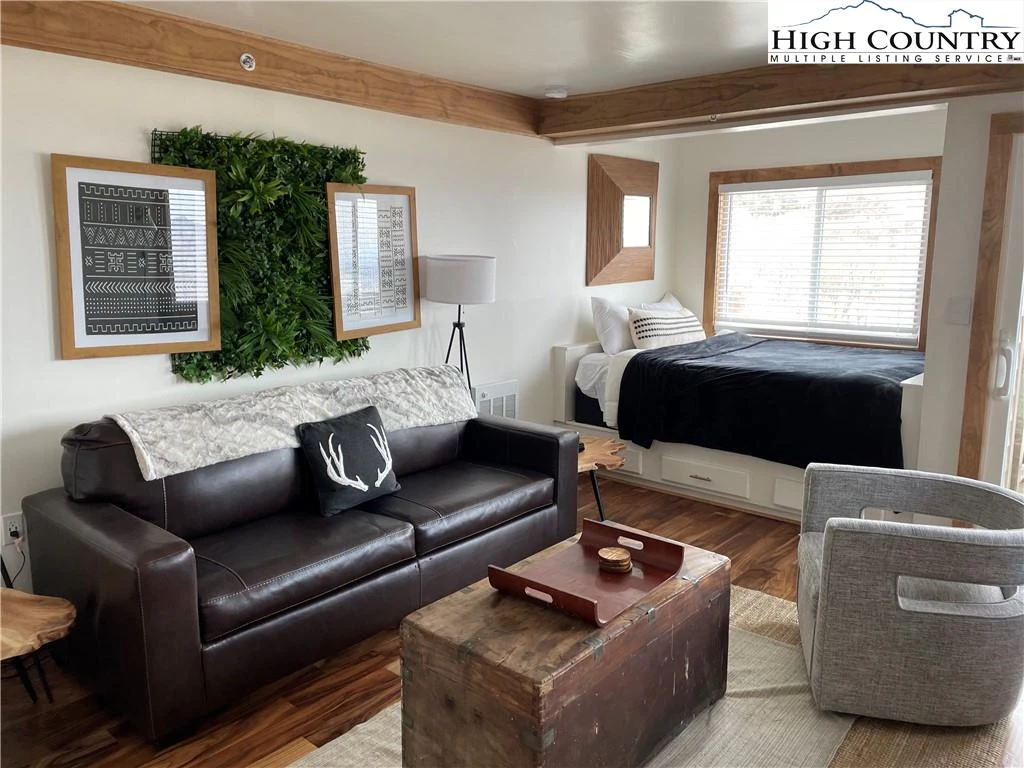 Image number 2 for the current listing