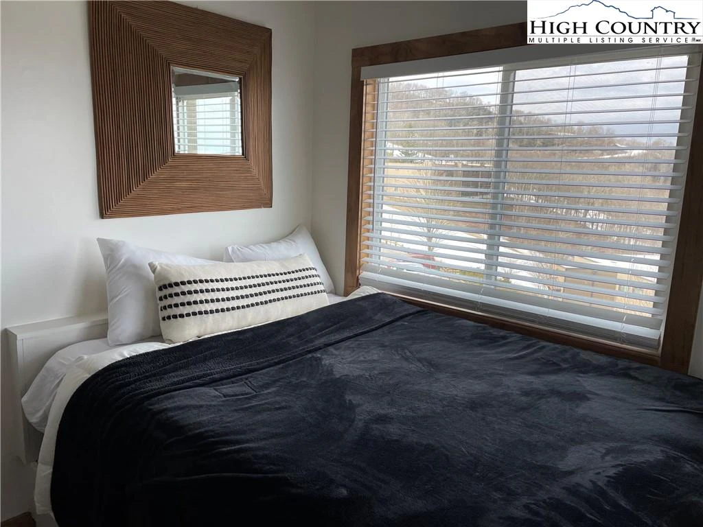 Image number 8 for the current listing