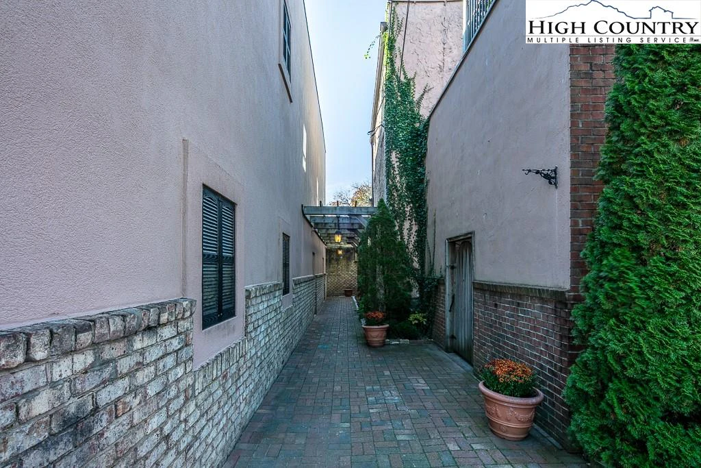 Image number 2 for the current listing