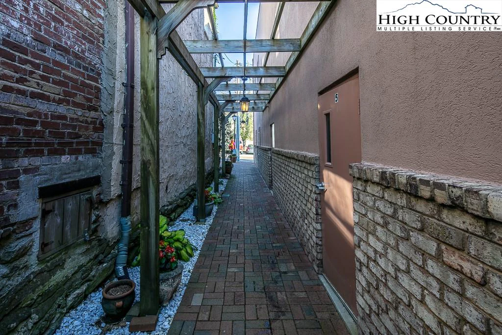 Image number 15 for the current listing