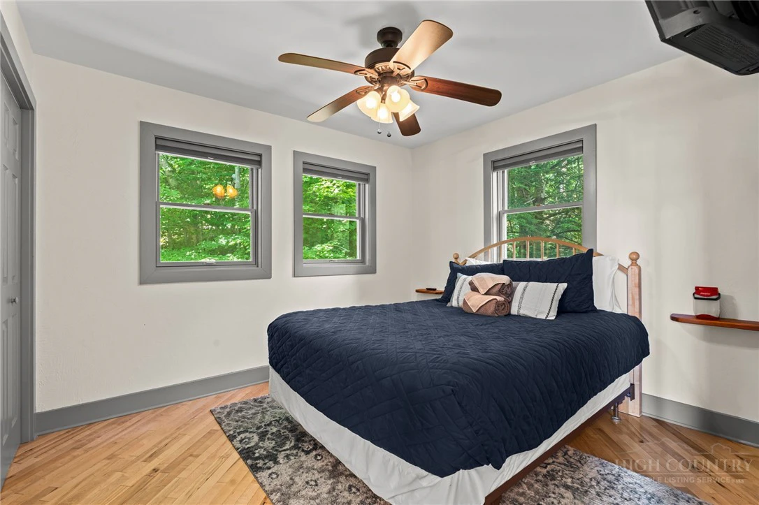 Image number 17 for the current listing