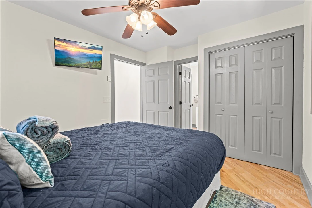 Image number 18 for the current listing