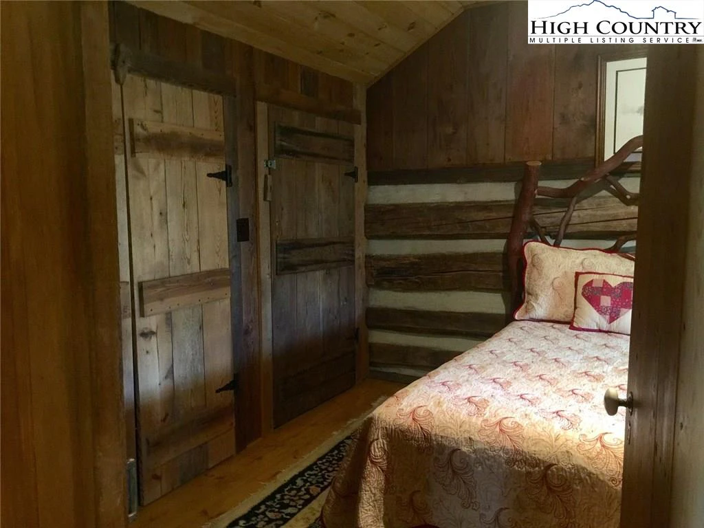 Image number 20 for the current listing