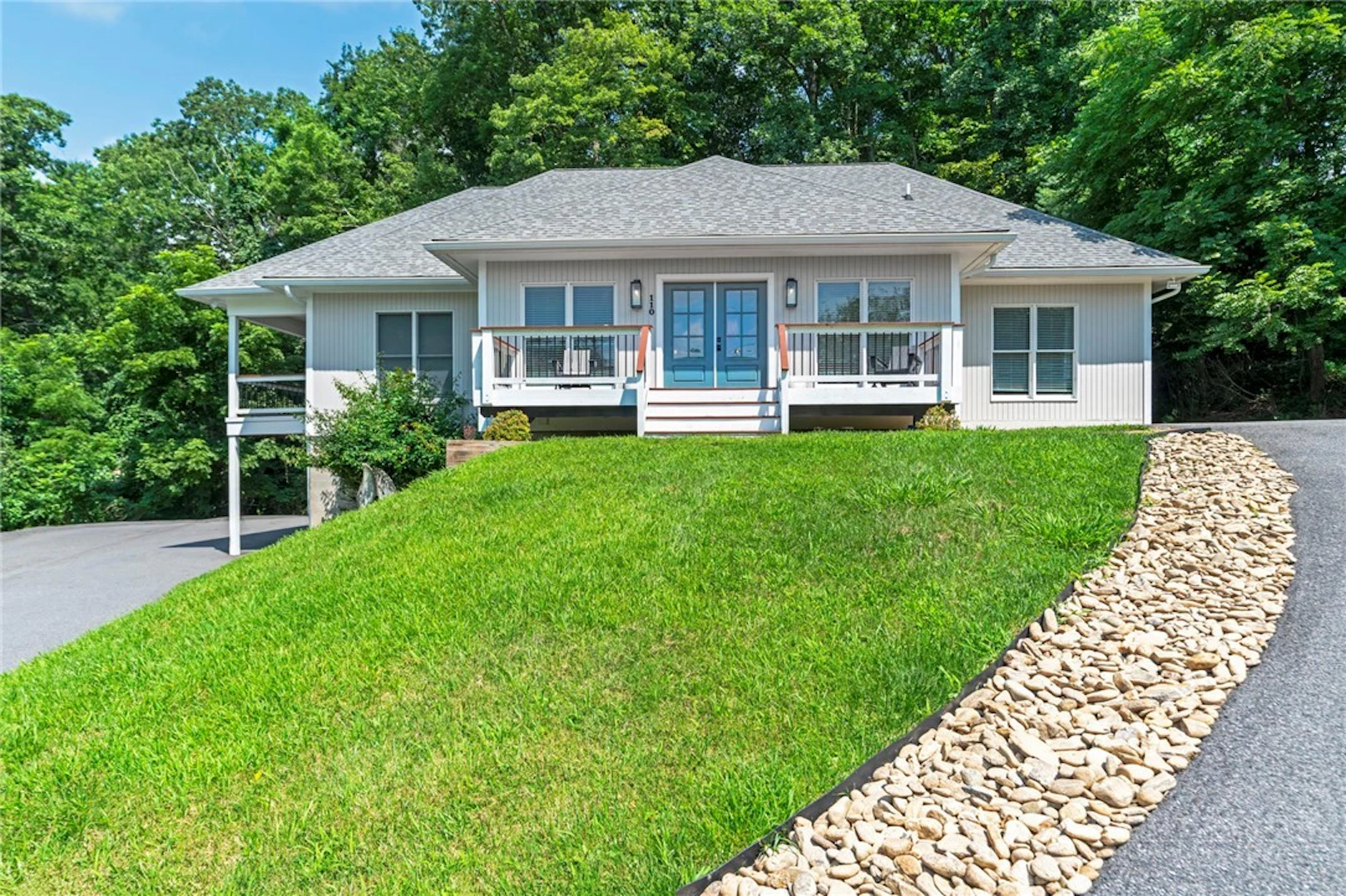 Image number 1 for the current listing
