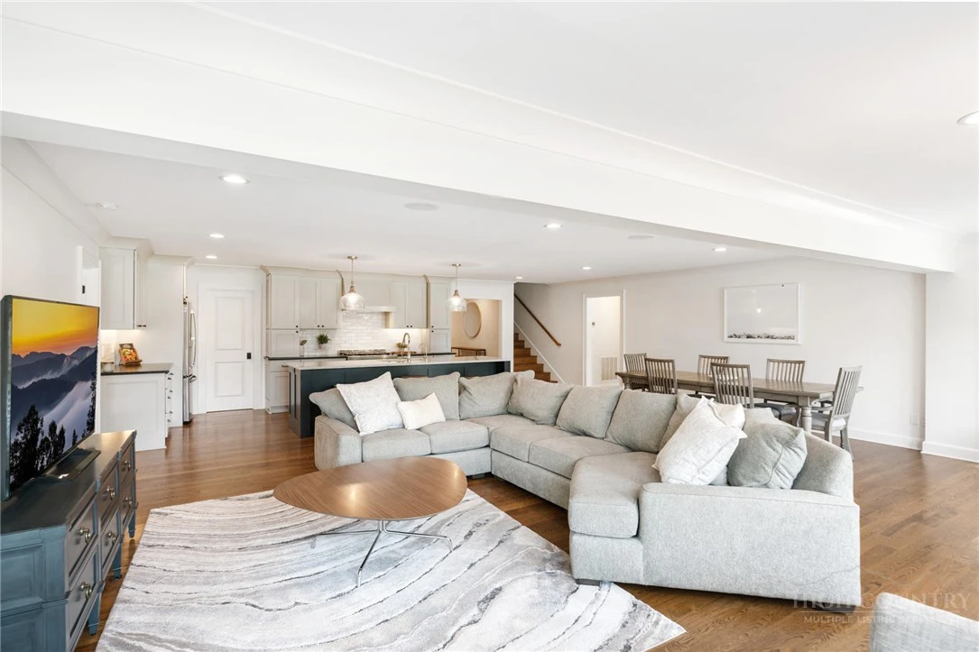 Image number 3 for the current listing