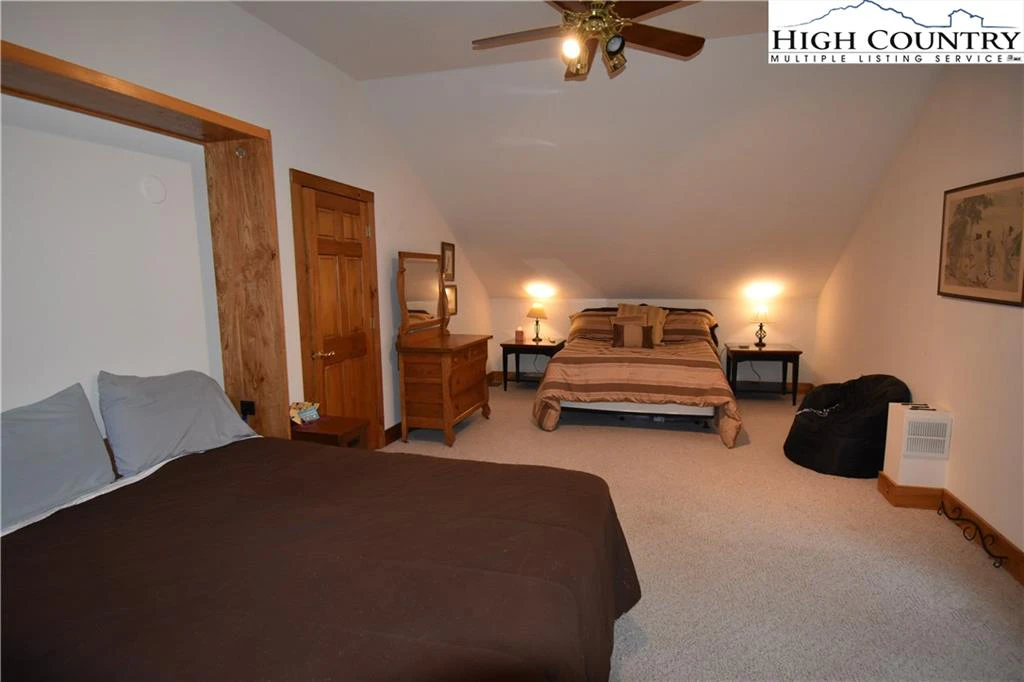 Image number 11 for the current listing