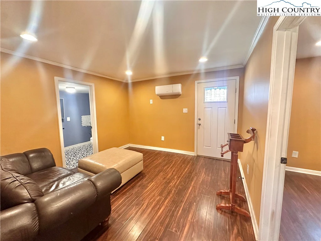 Image number 9 for the current listing
