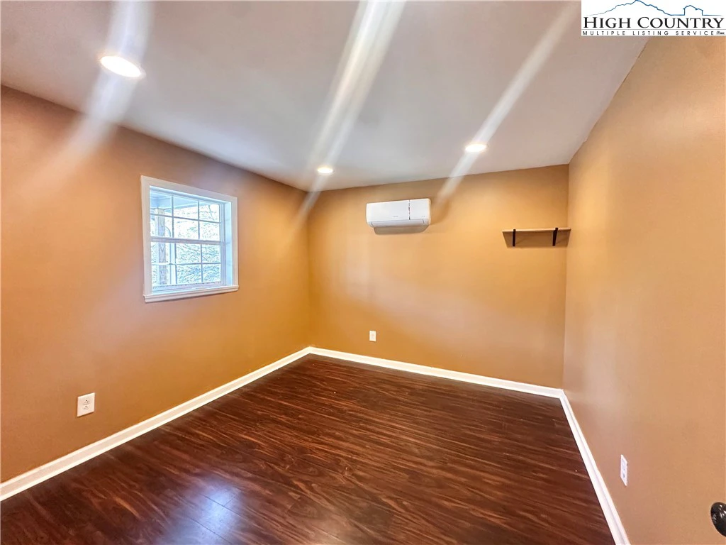 Image number 11 for the current listing