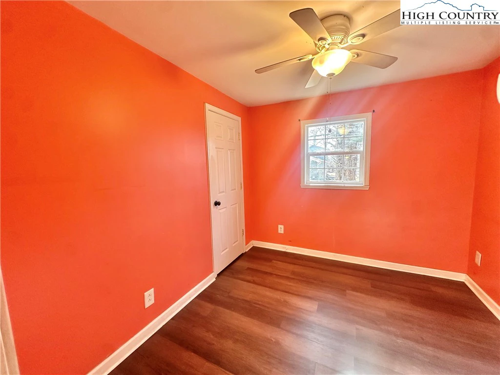 Image number 14 for the current listing