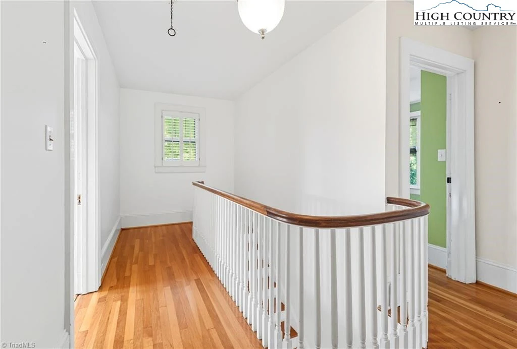 Image number 14 for the current listing