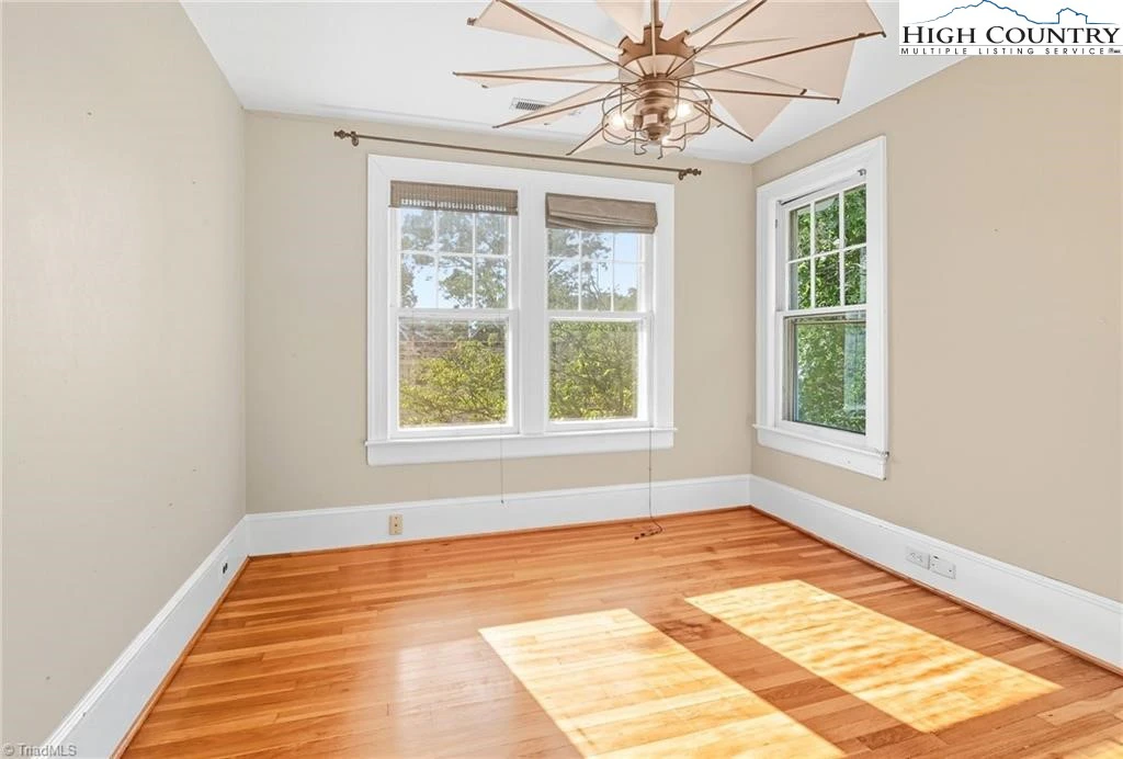 Image number 13 for the current listing