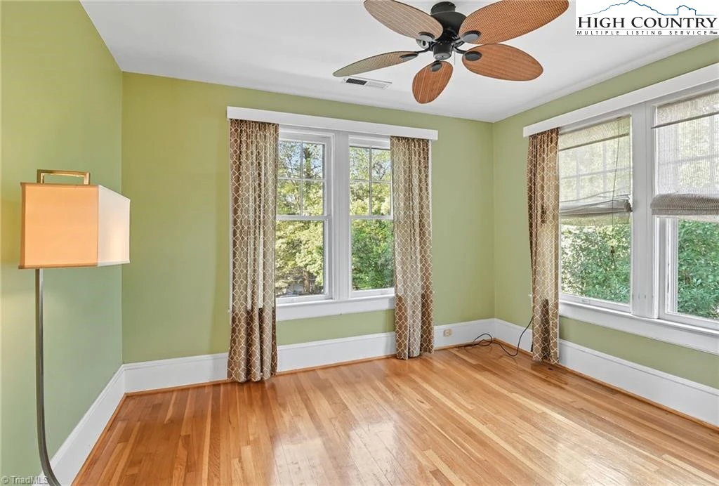 Image number 11 for the current listing