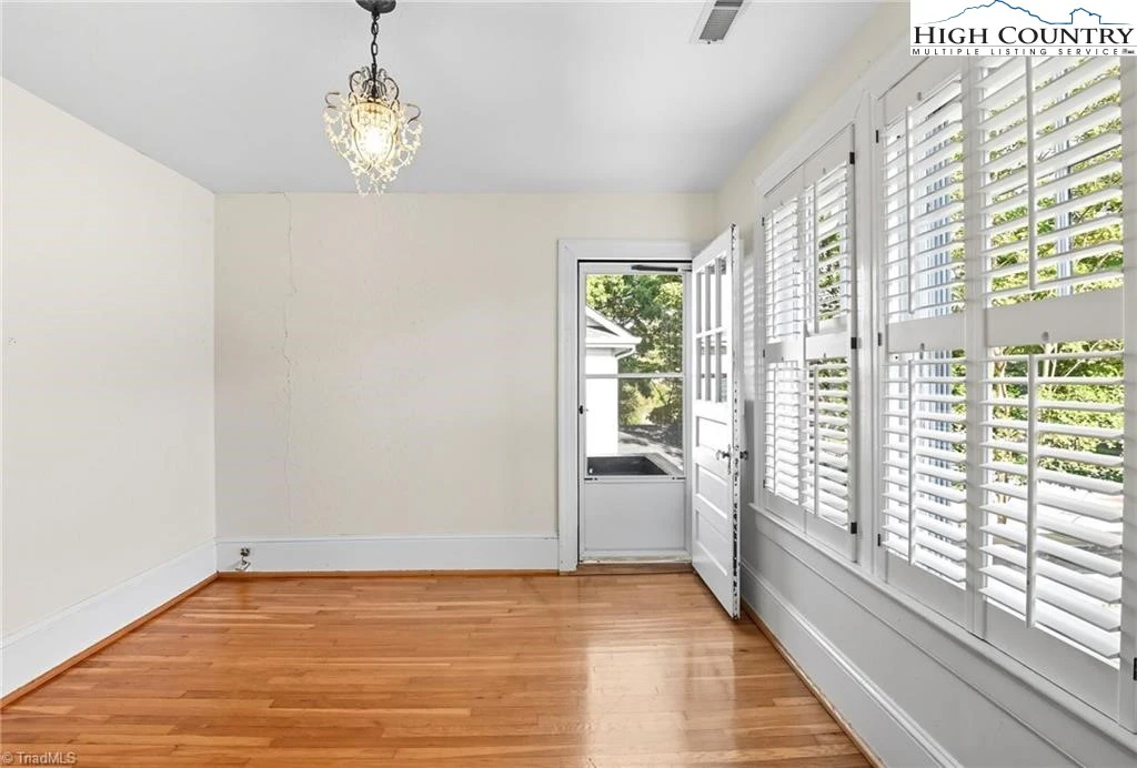 Image number 9 for the current listing
