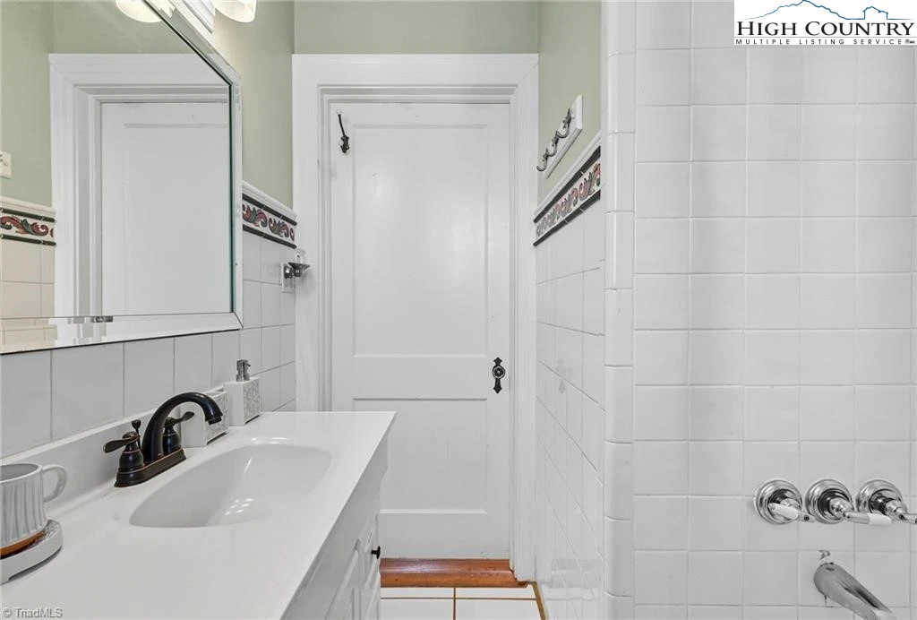 Image number 7 for the current listing
