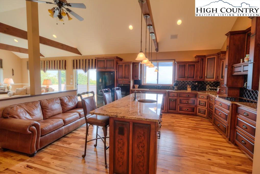 Image number 19 for the current listing