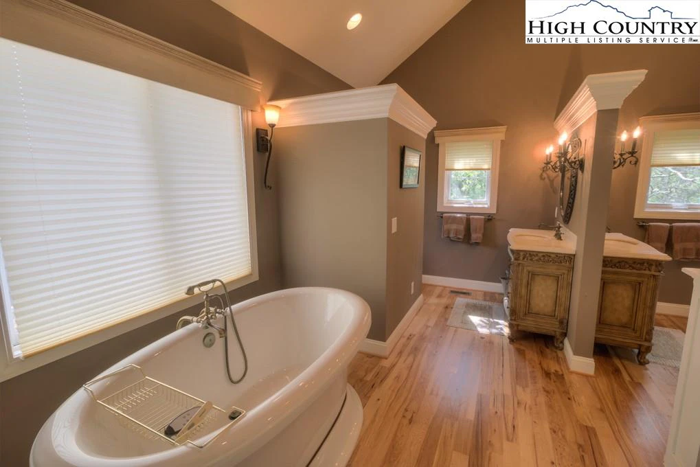 Image number 2 for the current listing