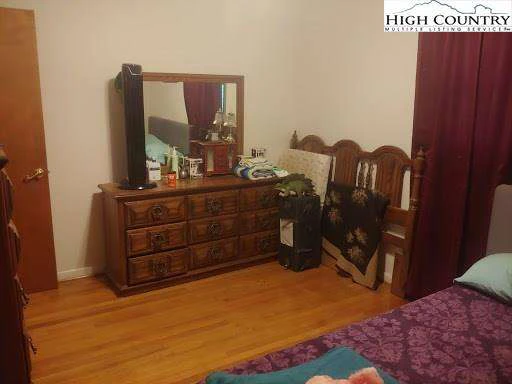 Image number 17 for the current listing