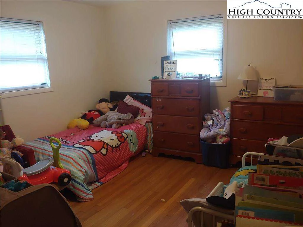 Image number 11 for the current listing