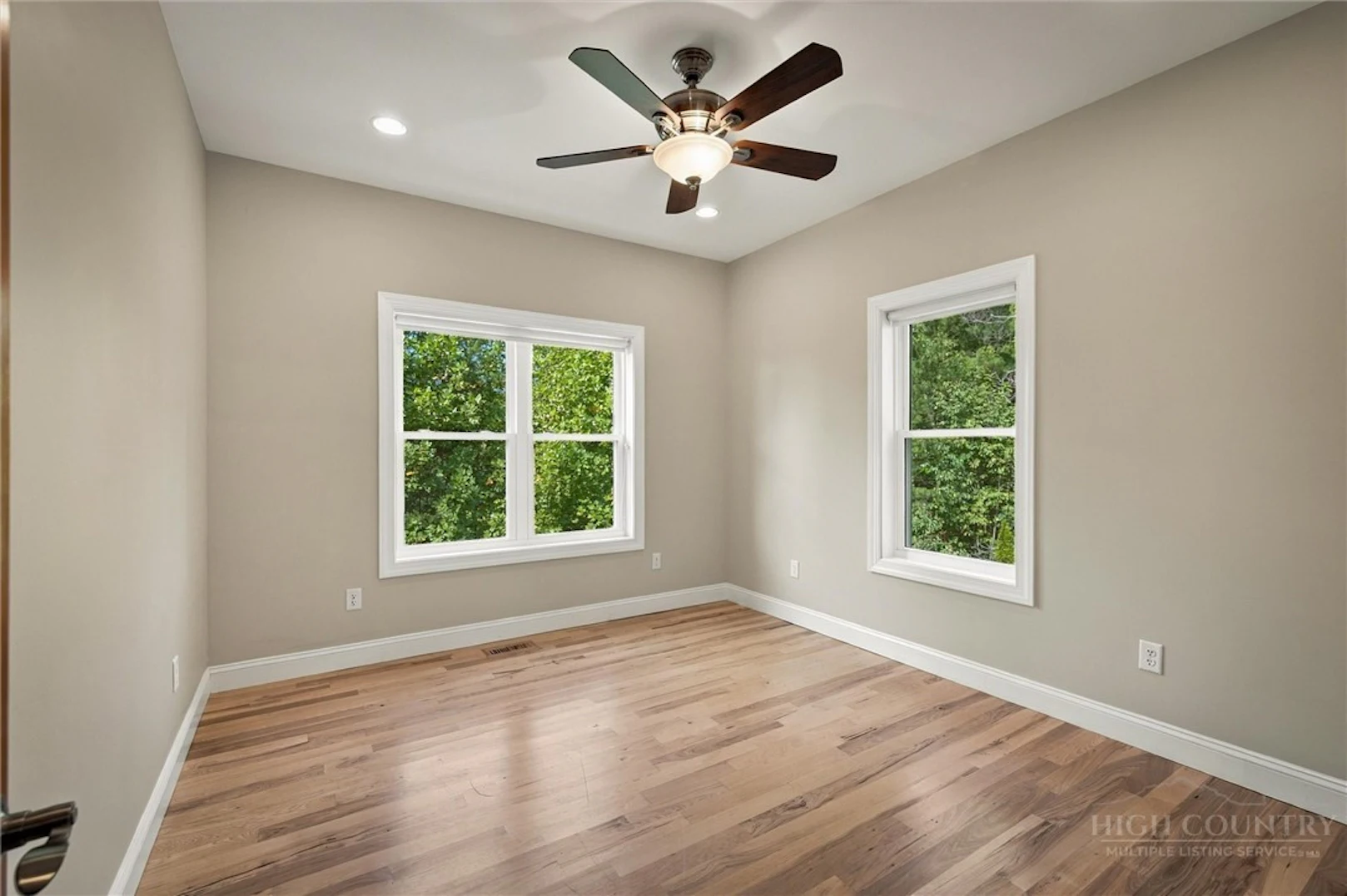 Image number 21 for the current listing