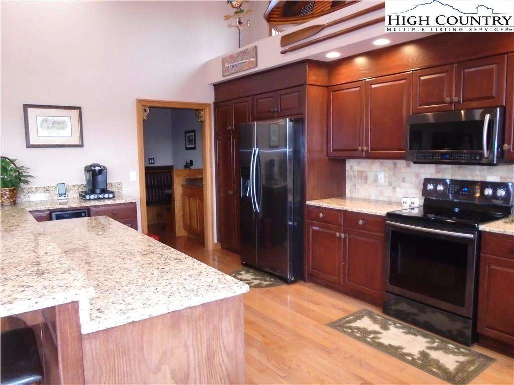 Image number 4 for the current listing