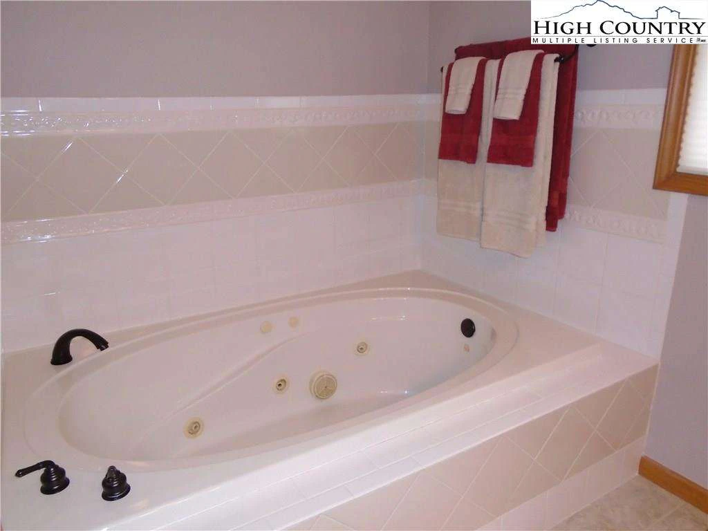 Image number 10 for the current listing