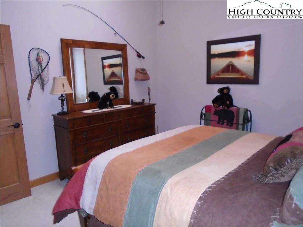 Image number 15 for the current listing