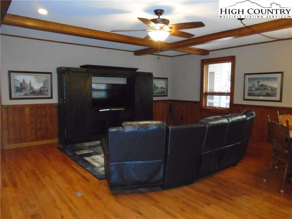 Image number 17 for the current listing