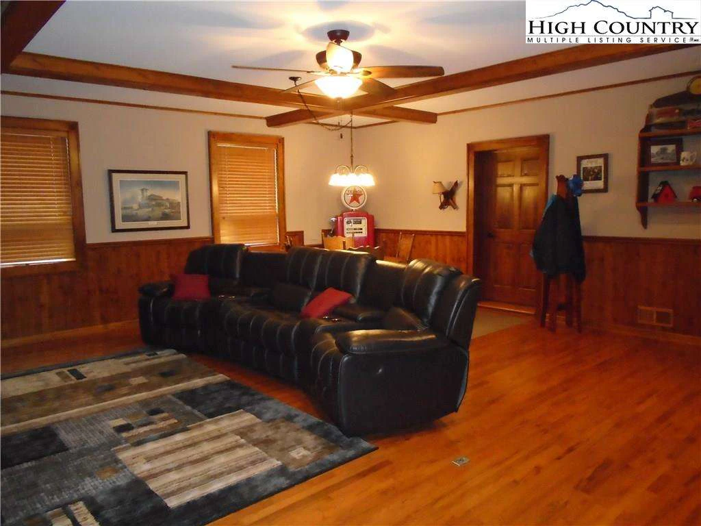 Image number 19 for the current listing