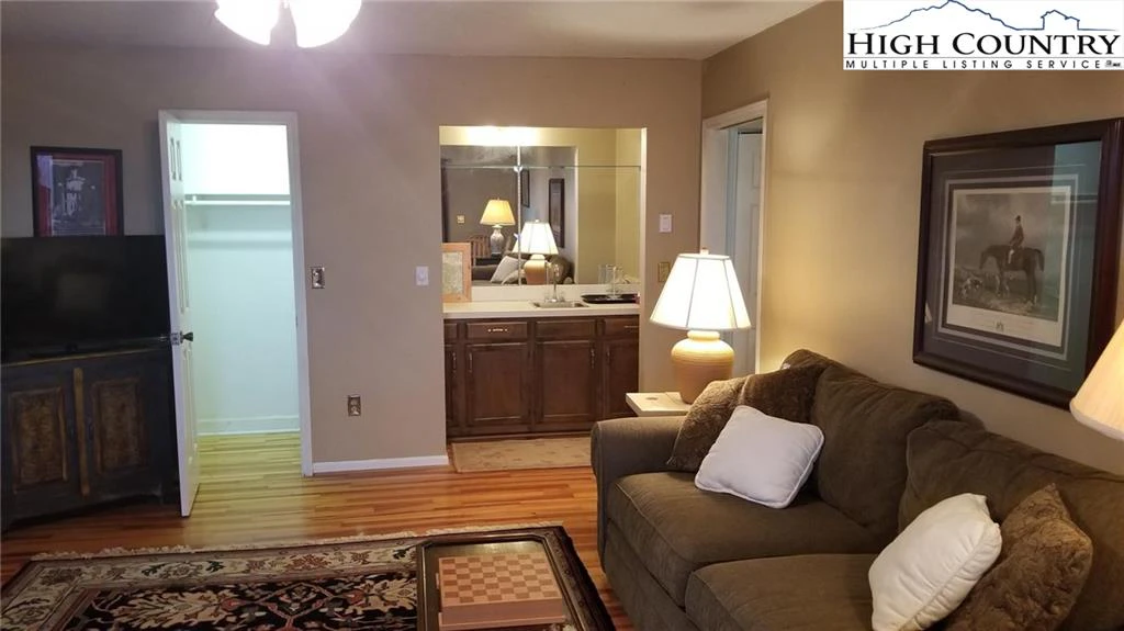 Image number 11 for the current listing