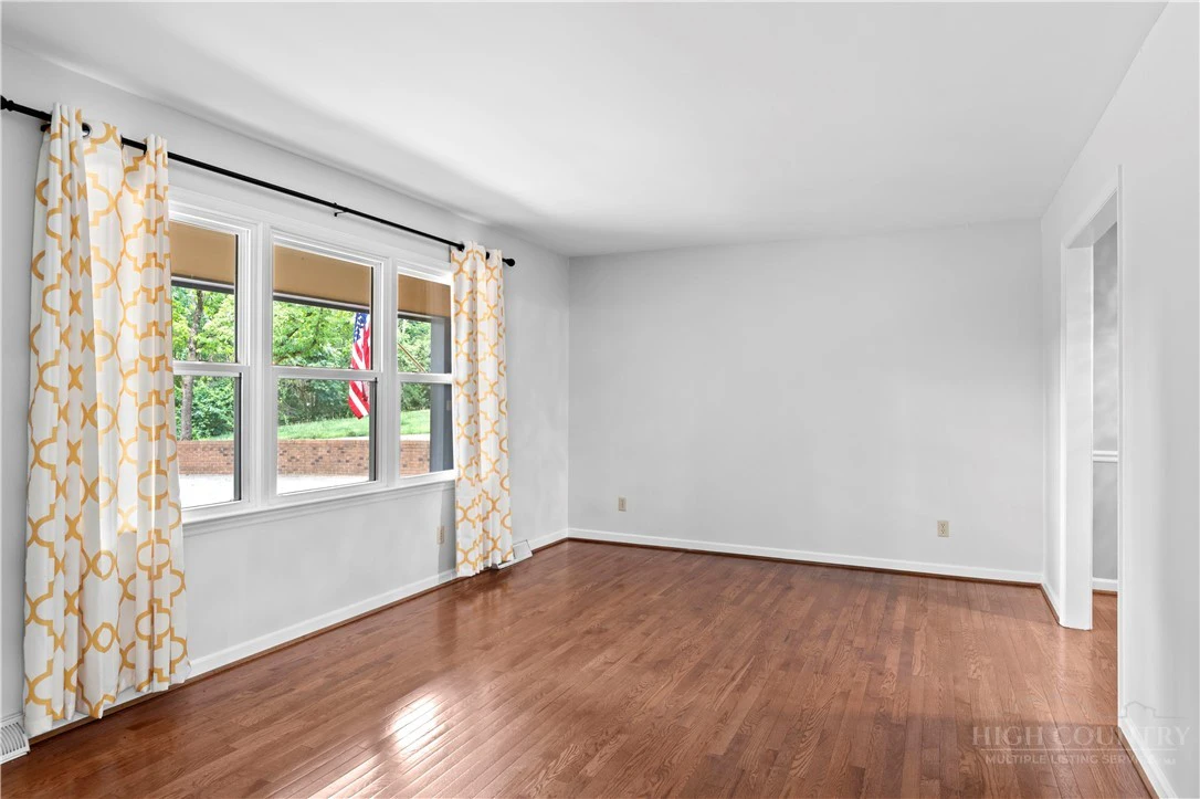 Image number 9 for the current listing