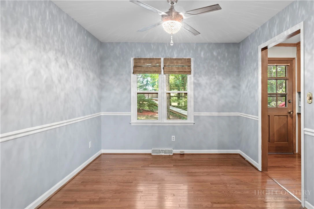 Image number 11 for the current listing