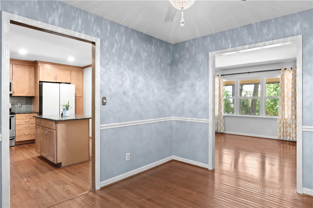 Image number 12 for the current listing