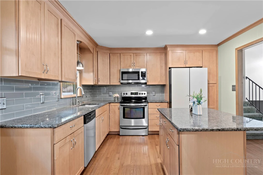 Image number 13 for the current listing
