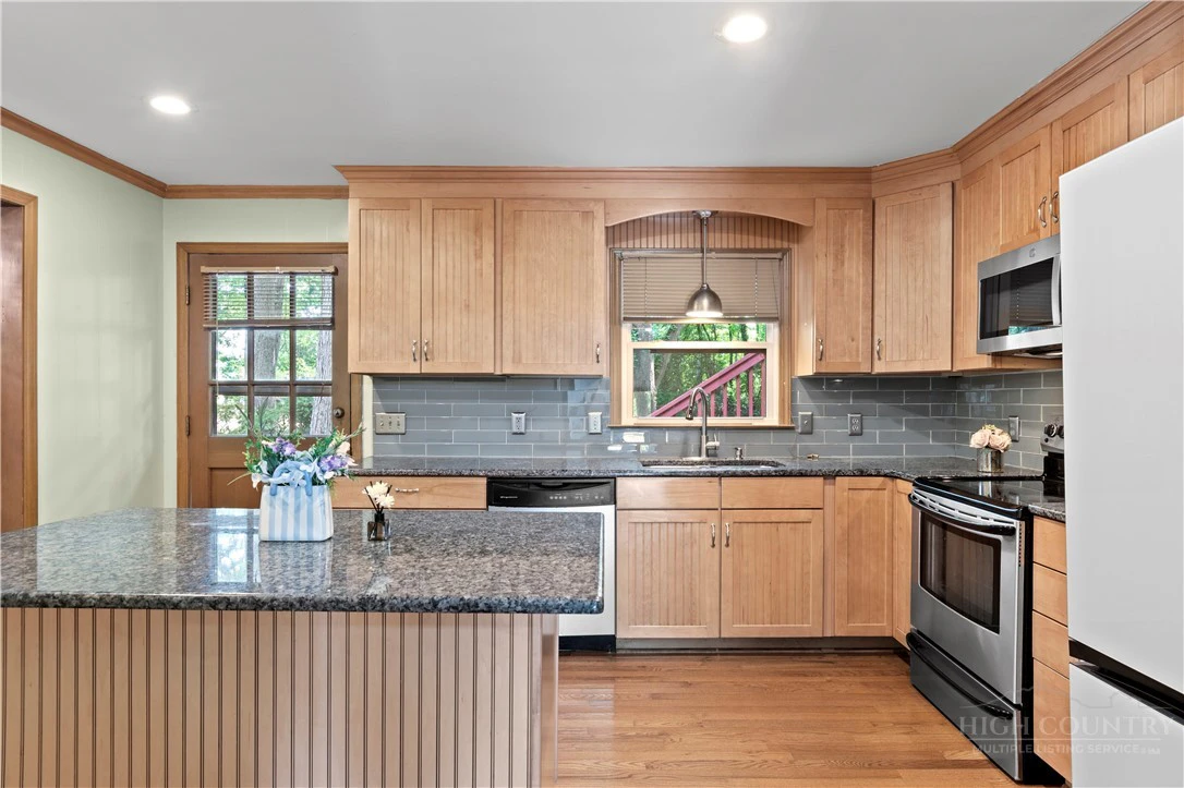 Image number 14 for the current listing
