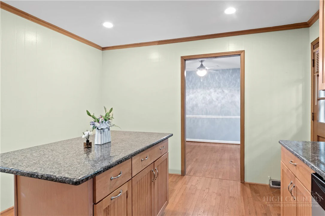 Image number 15 for the current listing