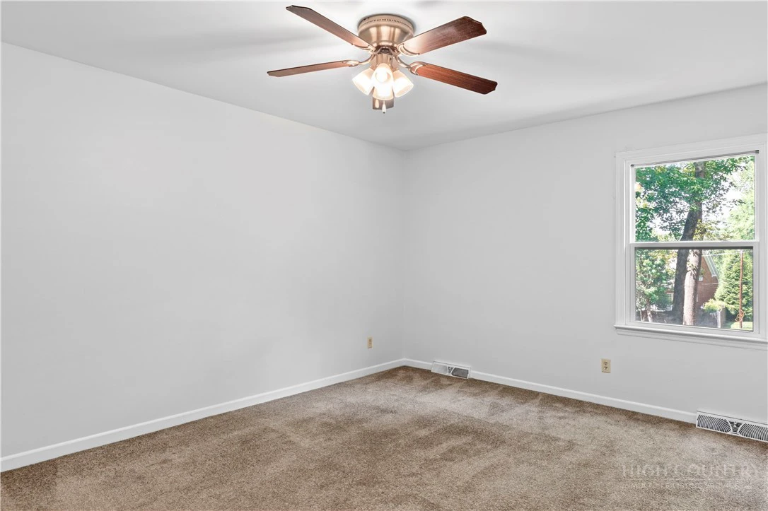 Image number 19 for the current listing