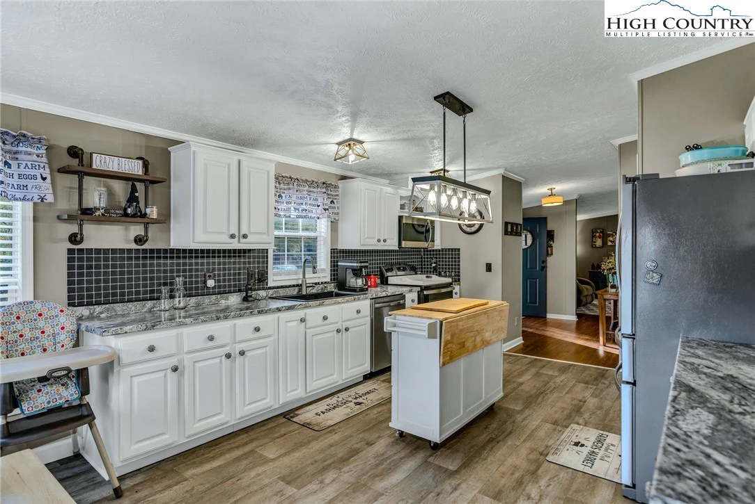 Image number 4 for the current listing