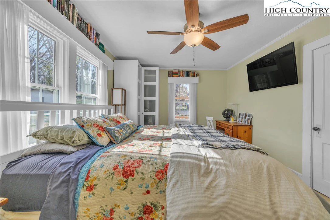 Image number 4 for the current listing