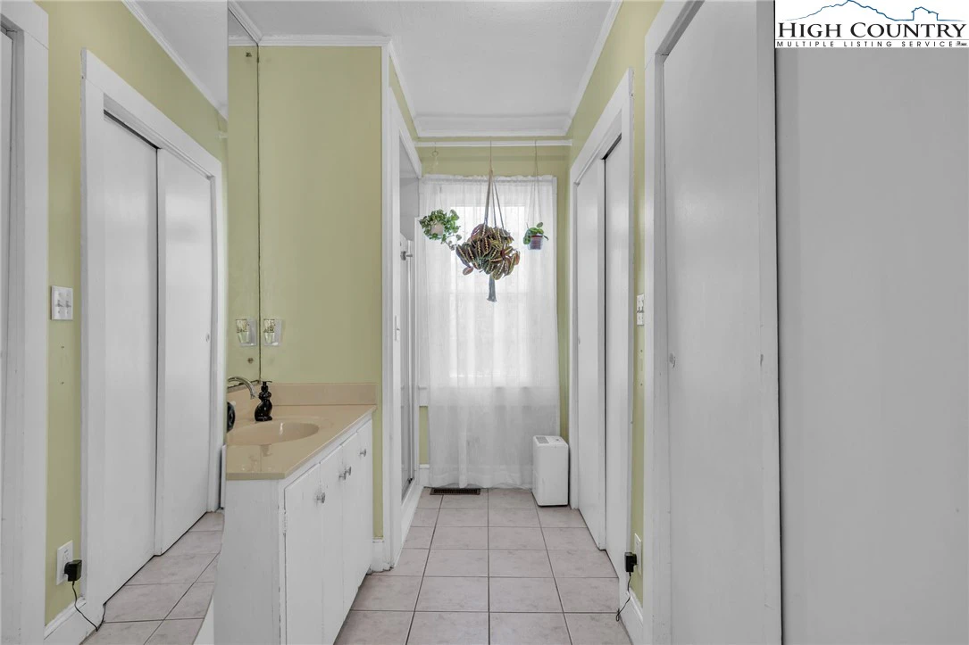 Image number 5 for the current listing