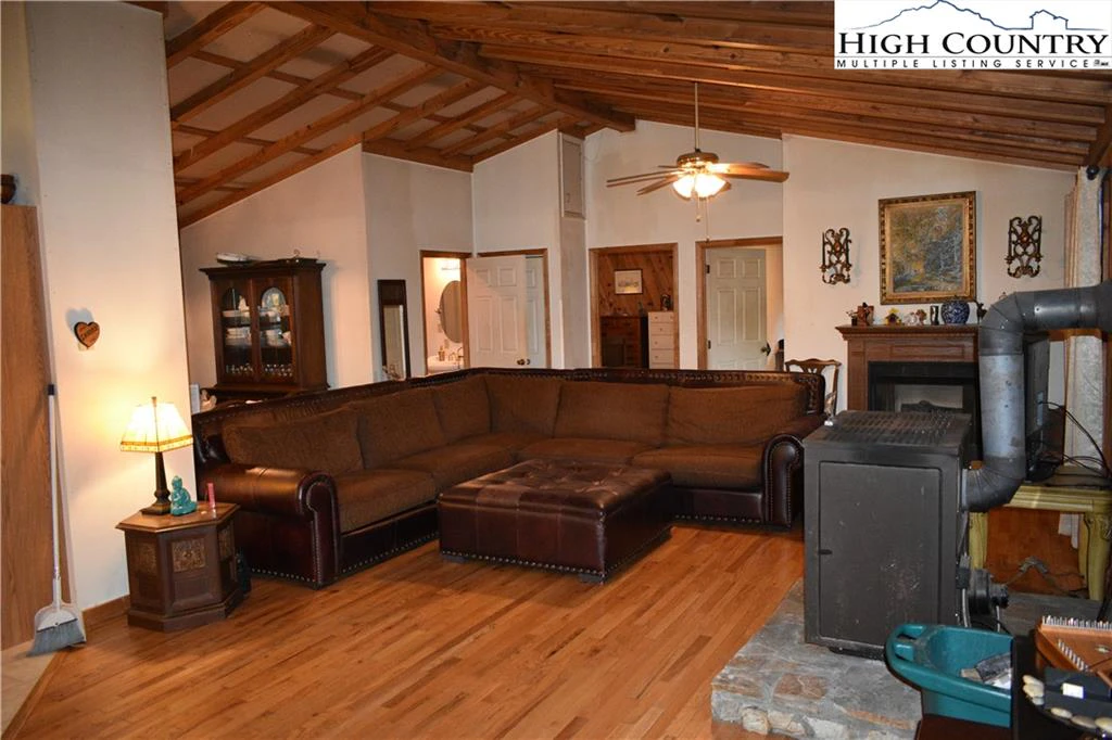 Image number 18 for the current listing